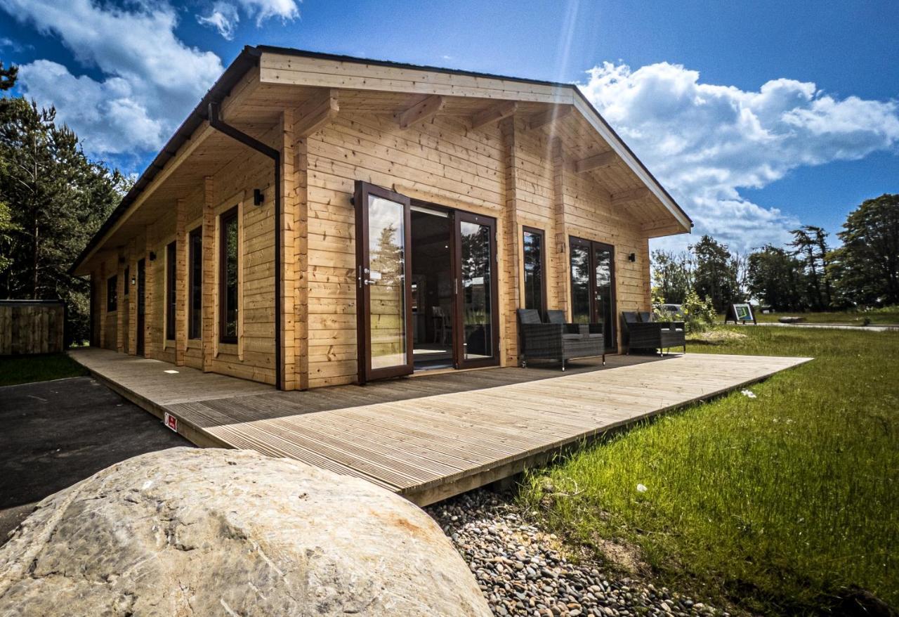 Sundance Lodge, Fantastic New Cabin With Hot Tub - Sleeps 6 - Largest In Felmoor Park Morpeth Kültér fotó