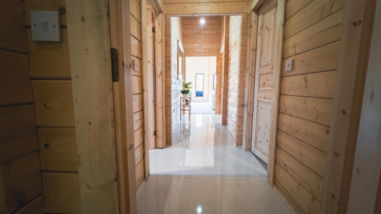 Sundance Lodge, Fantastic New Cabin With Hot Tub - Sleeps 6 - Largest In Felmoor Park Morpeth Kültér fotó