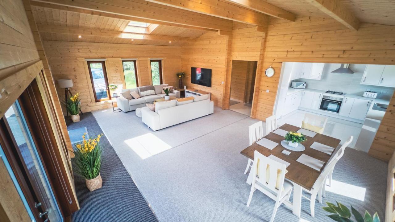 Sundance Lodge, Fantastic New Cabin With Hot Tub - Sleeps 6 - Largest In Felmoor Park Morpeth Kültér fotó