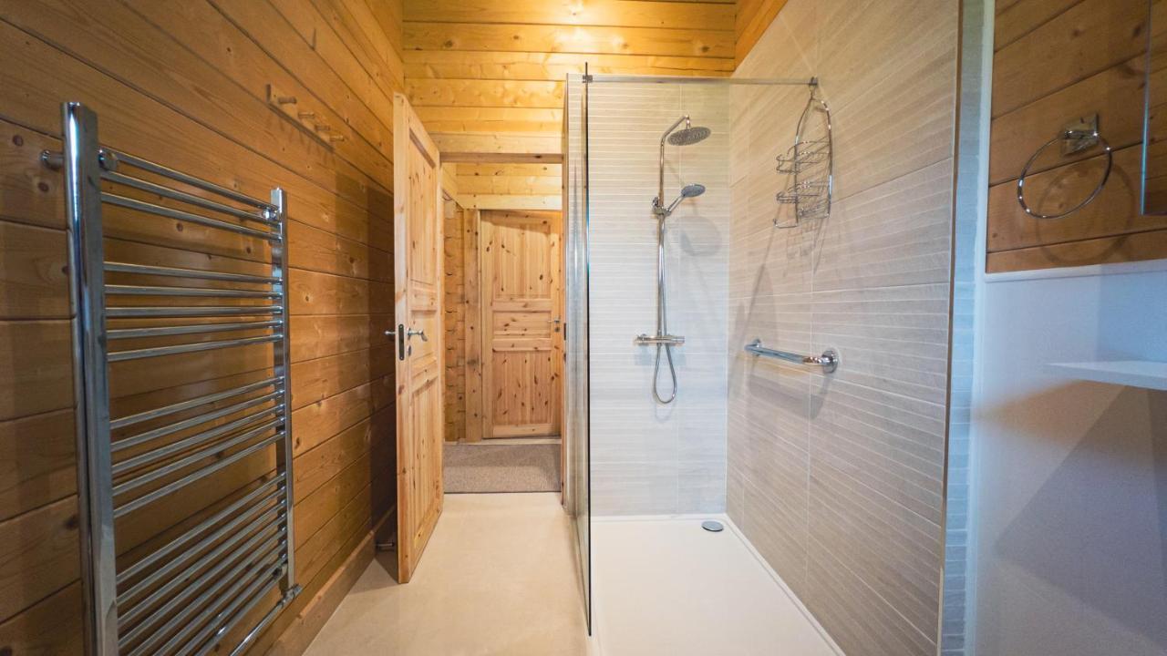 Sundance Lodge, Fantastic New Cabin With Hot Tub - Sleeps 6 - Largest In Felmoor Park Morpeth Kültér fotó