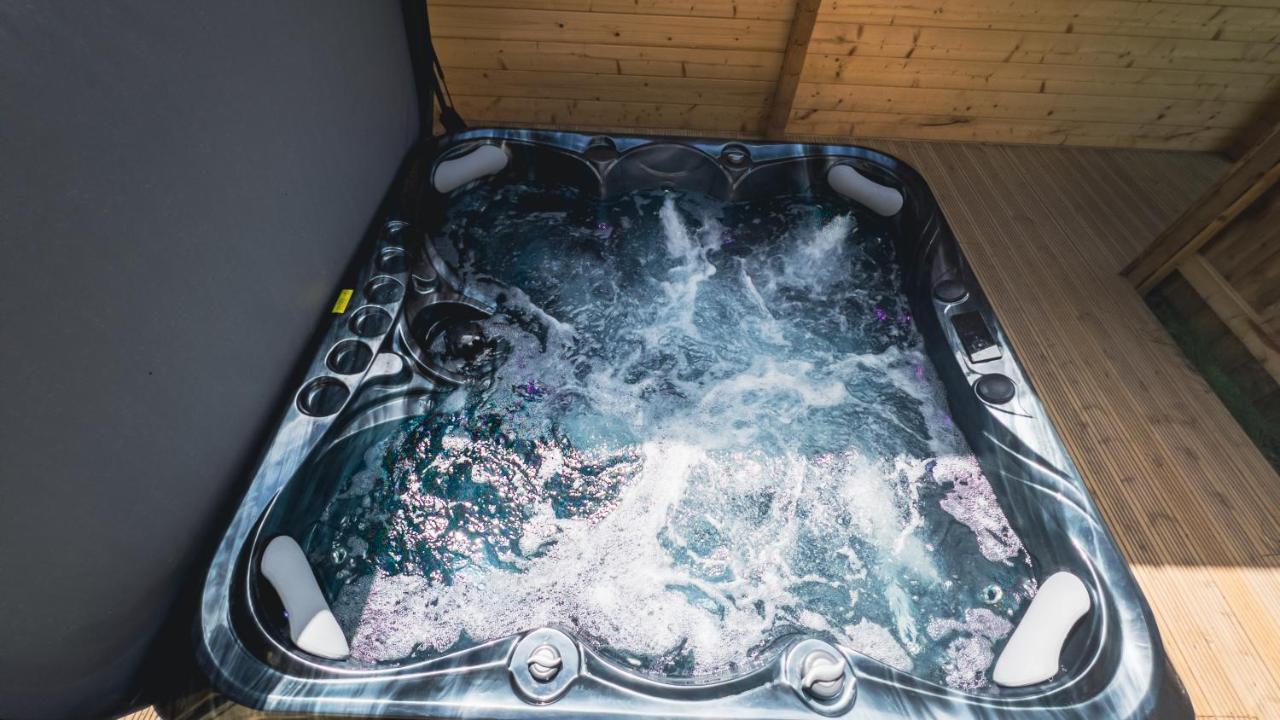 Sundance Lodge, Fantastic New Cabin With Hot Tub - Sleeps 6 - Largest In Felmoor Park Morpeth Kültér fotó
