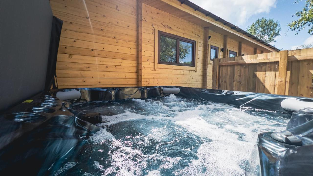 Sundance Lodge, Fantastic New Cabin With Hot Tub - Sleeps 6 - Largest In Felmoor Park Morpeth Kültér fotó