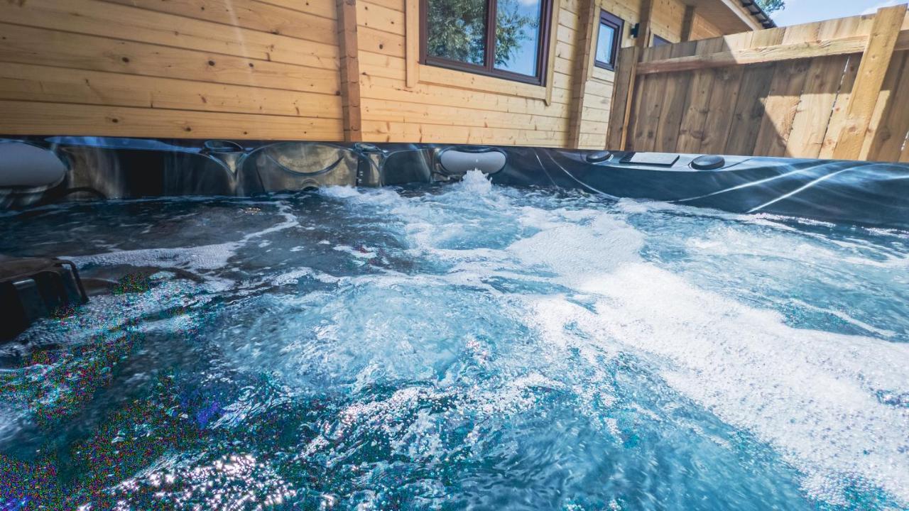 Sundance Lodge, Fantastic New Cabin With Hot Tub - Sleeps 6 - Largest In Felmoor Park Morpeth Kültér fotó