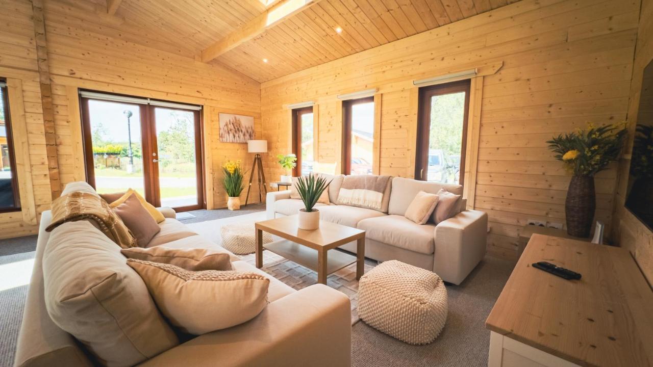 Sundance Lodge, Fantastic New Cabin With Hot Tub - Sleeps 6 - Largest In Felmoor Park Morpeth Kültér fotó