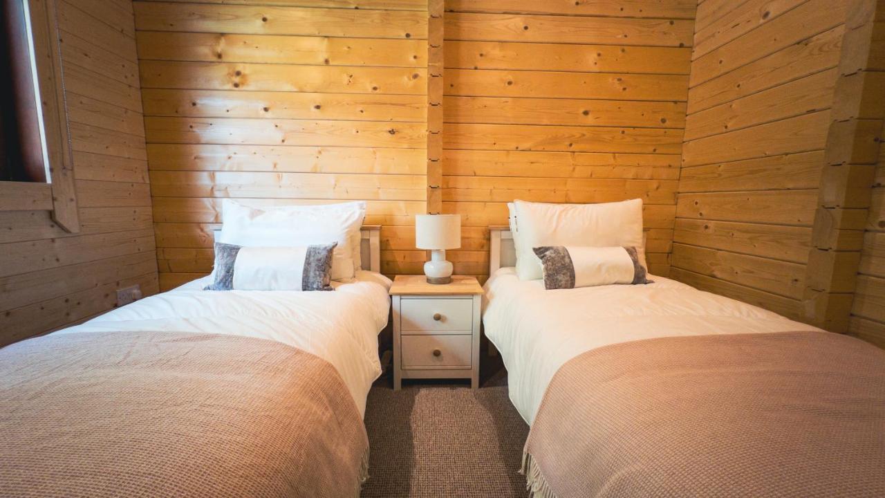 Sundance Lodge, Fantastic New Cabin With Hot Tub - Sleeps 6 - Largest In Felmoor Park Morpeth Kültér fotó