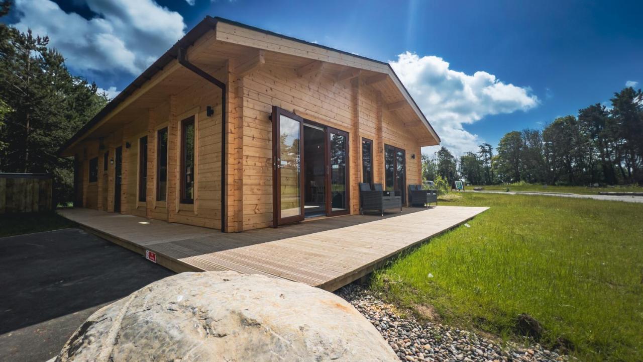 Sundance Lodge, Fantastic New Cabin With Hot Tub - Sleeps 6 - Largest In Felmoor Park Morpeth Kültér fotó