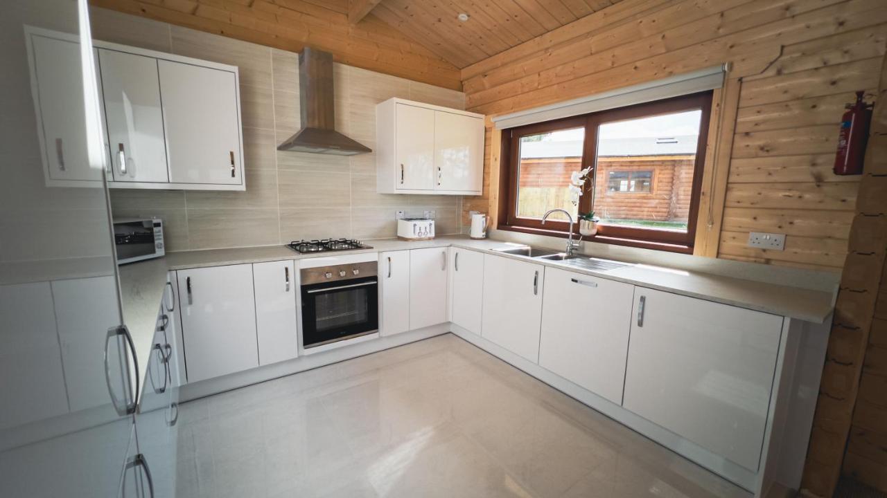 Sundance Lodge, Fantastic New Cabin With Hot Tub - Sleeps 6 - Largest In Felmoor Park Morpeth Kültér fotó