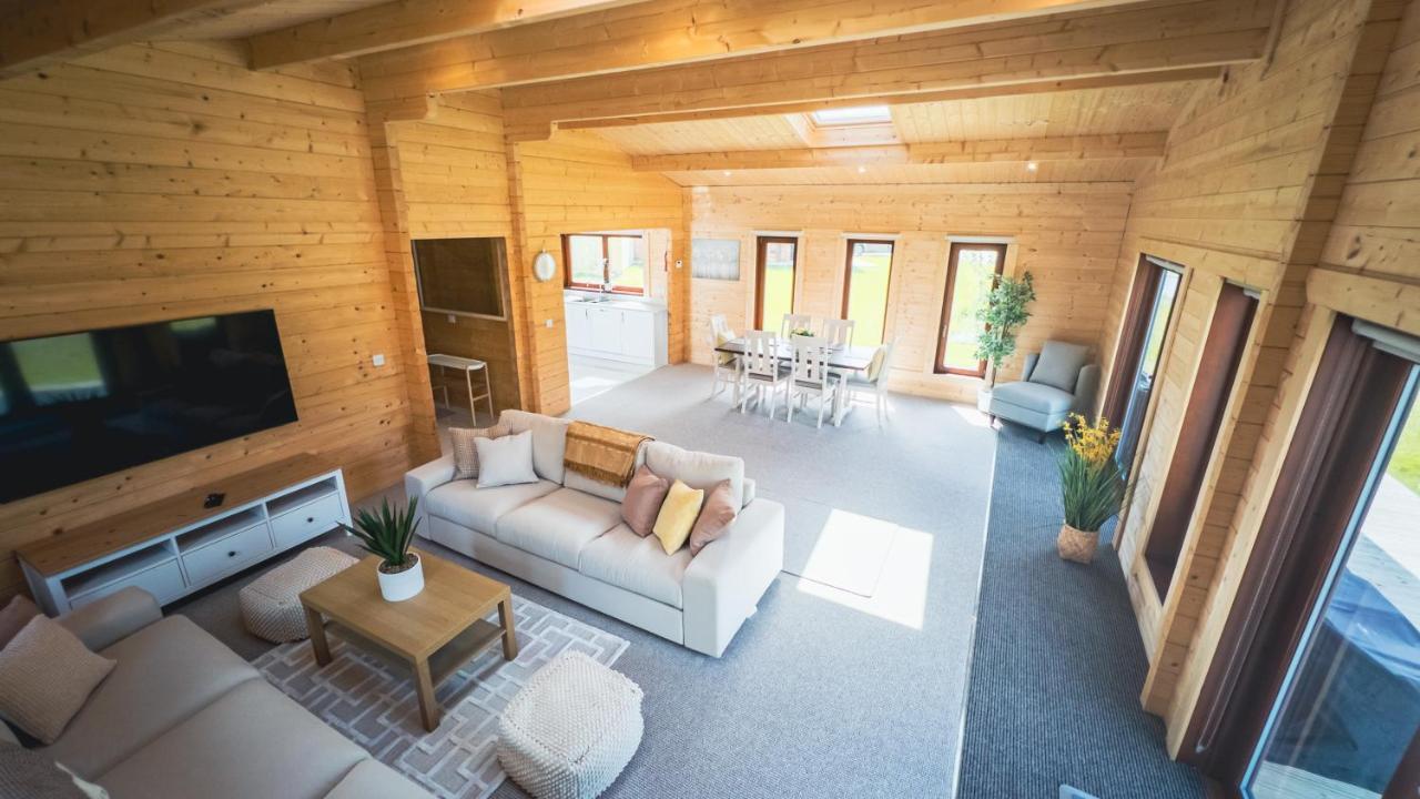 Sundance Lodge, Fantastic New Cabin With Hot Tub - Sleeps 6 - Largest In Felmoor Park Morpeth Kültér fotó