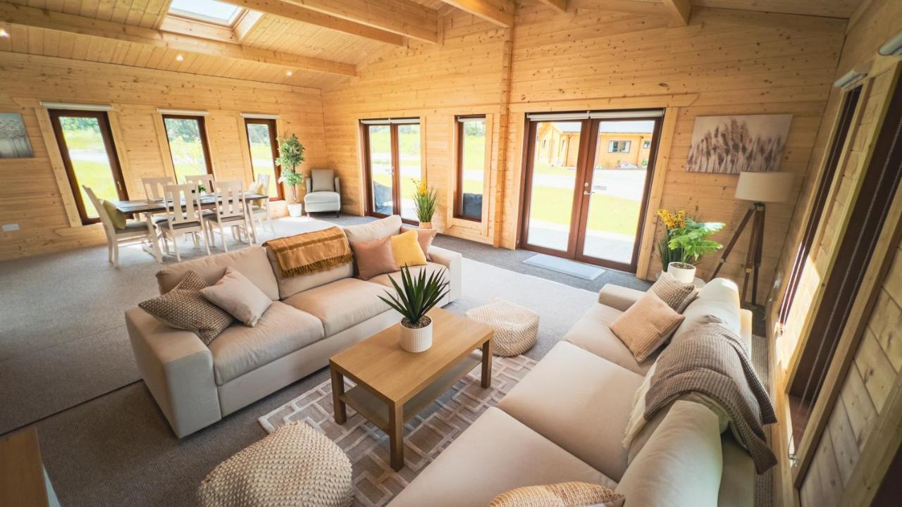 Sundance Lodge, Fantastic New Cabin With Hot Tub - Sleeps 6 - Largest In Felmoor Park Morpeth Kültér fotó