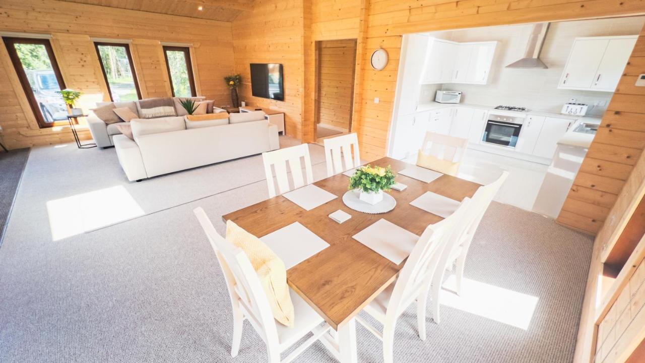 Sundance Lodge, Fantastic New Cabin With Hot Tub - Sleeps 6 - Largest In Felmoor Park Morpeth Kültér fotó