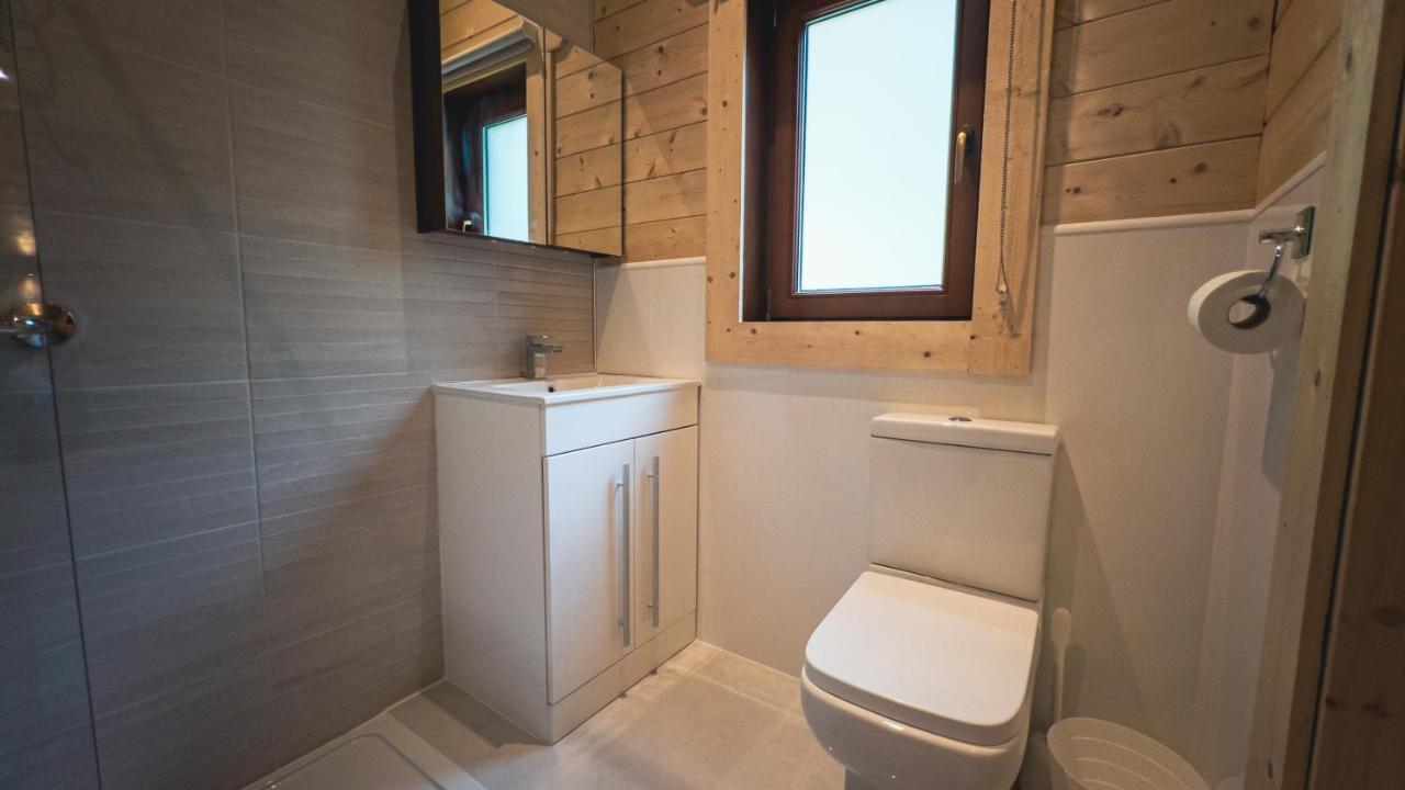 Sundance Lodge, Fantastic New Cabin With Hot Tub - Sleeps 6 - Largest In Felmoor Park Morpeth Kültér fotó